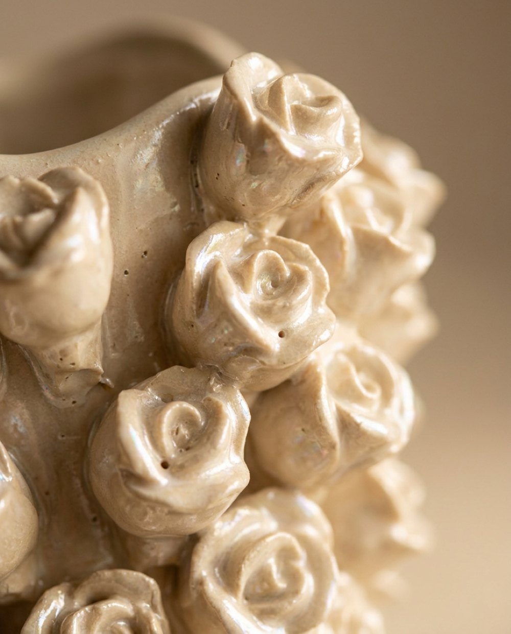 Rosas de cerámica esmaltada del Jarrón Panal de Rosas